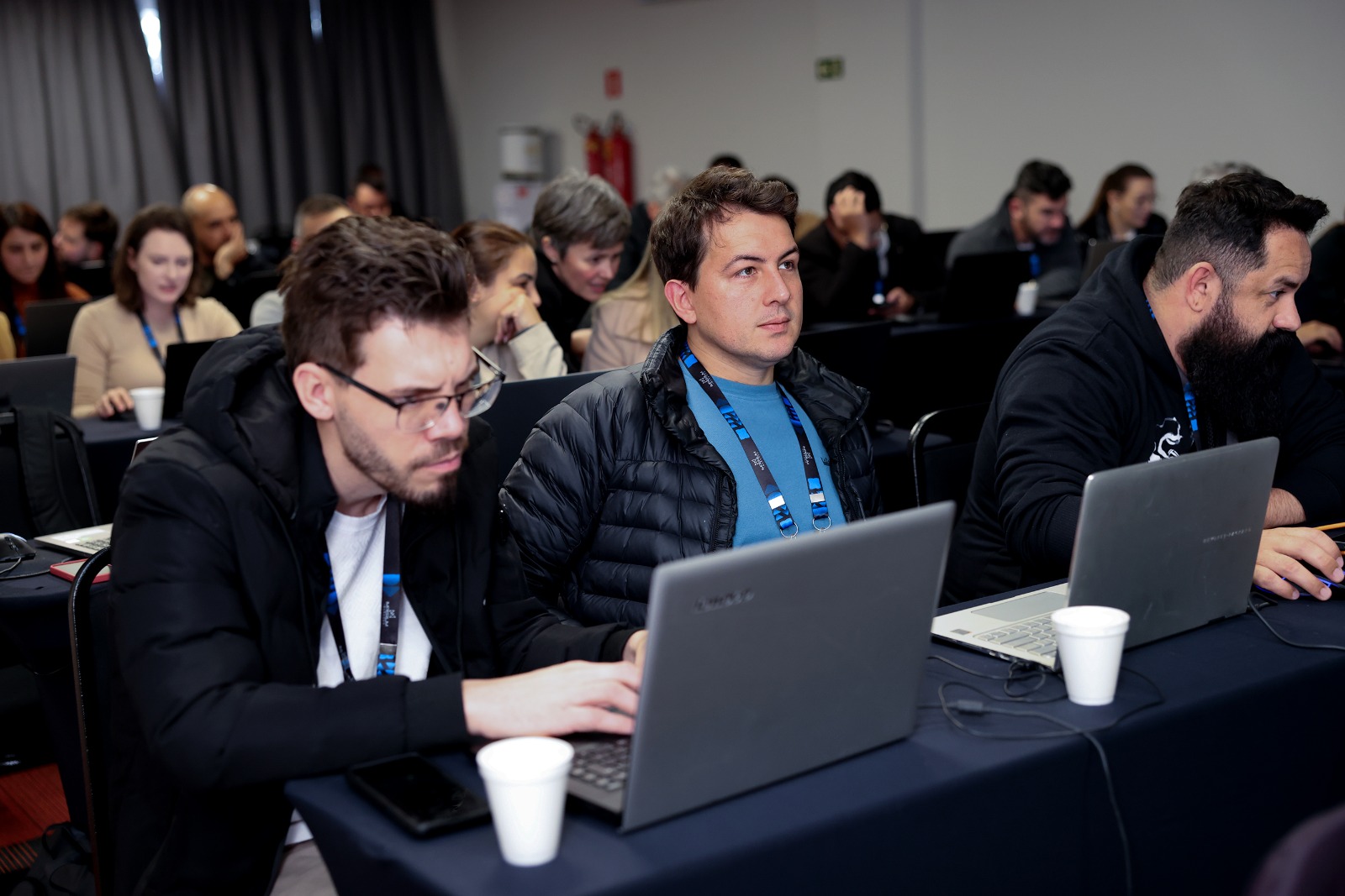 Participantes da imersão acompanhando a aula com notebooks